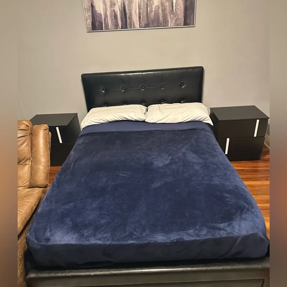 Es una cama casi nueva en buenas condiciones, viene con las dos mesitas de noche